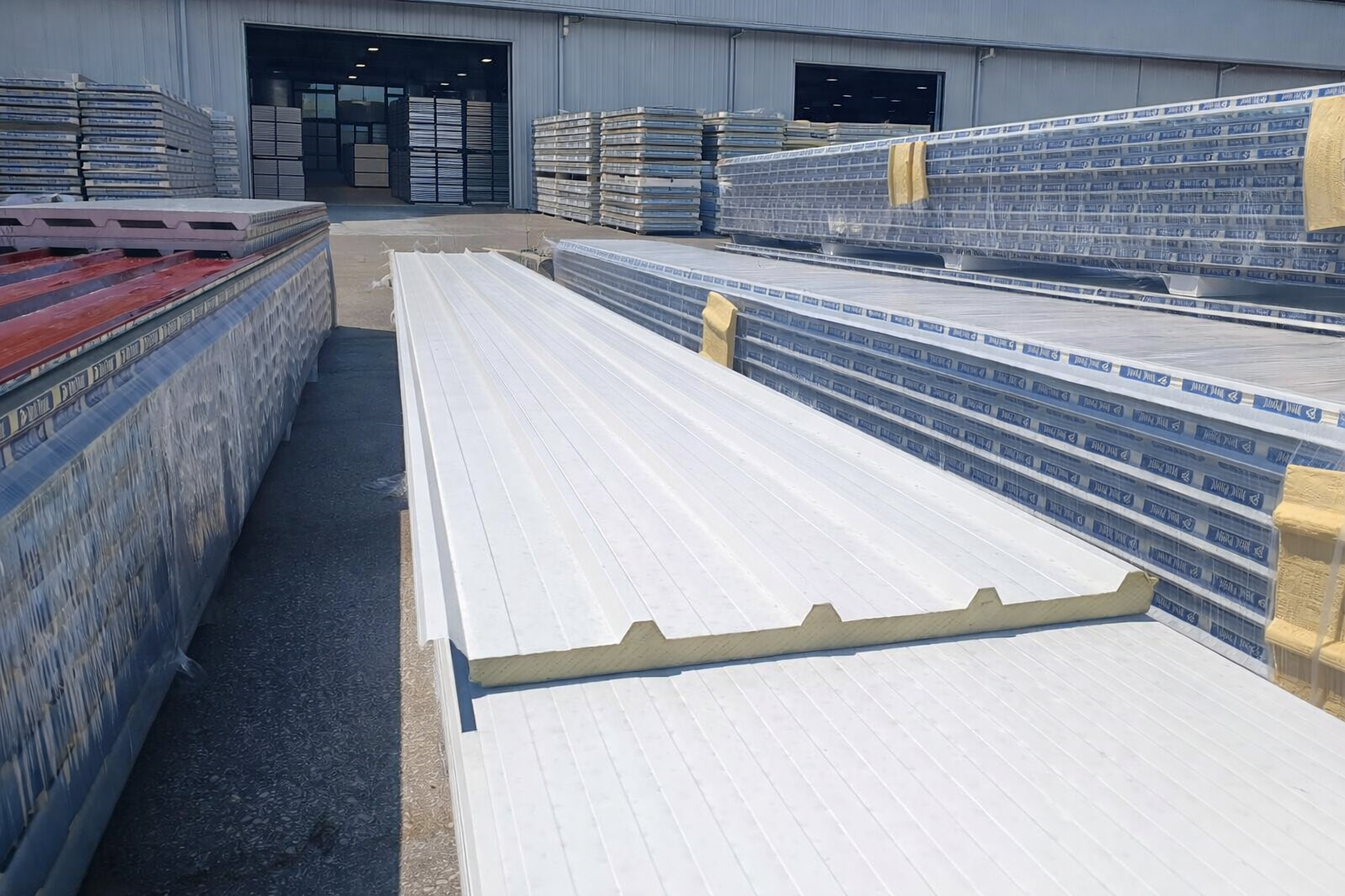 ПОКРИВЕН ТЕРМОПАНЕЛ С 5 РЕБРА